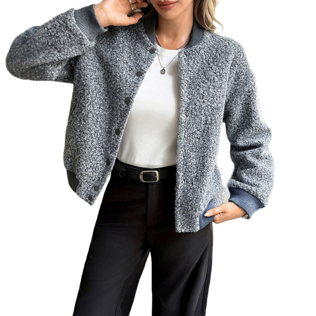 Damen nan kurzer Satin-Trench mit doppelreihiger Knopfleiste, aufgesetzten Pattentaschen und geknöpften Ärmelmanschetten Shop Nory