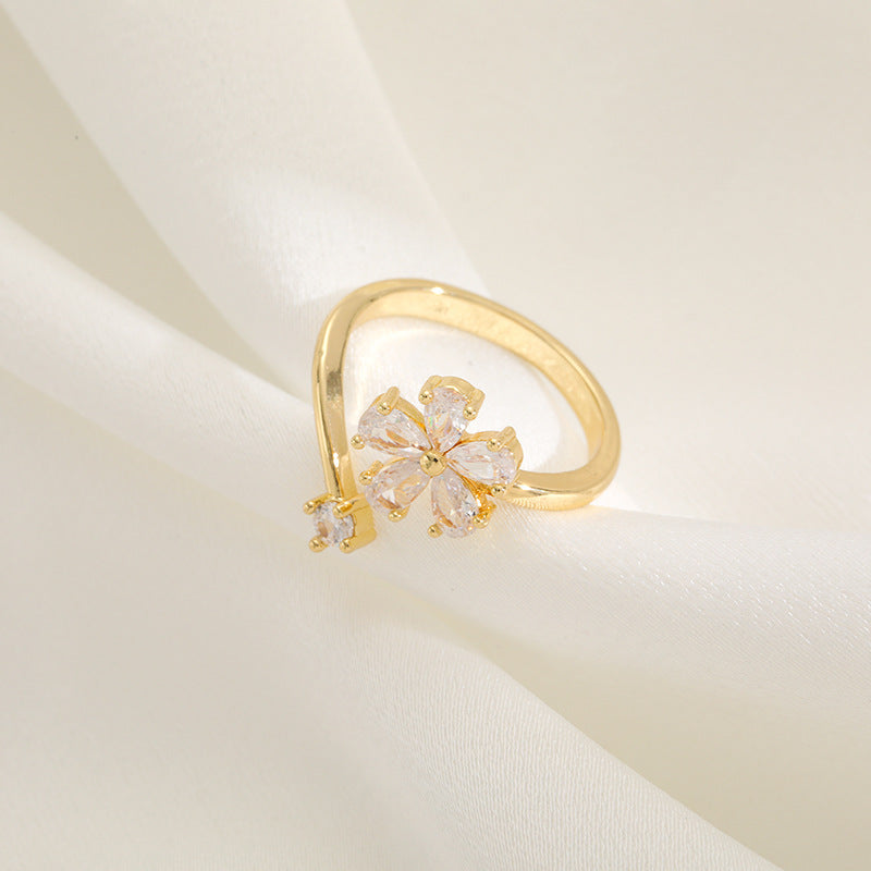 Damen Ring mit elegantem floralen Design und funkelnden Zirkonia Shop Nory