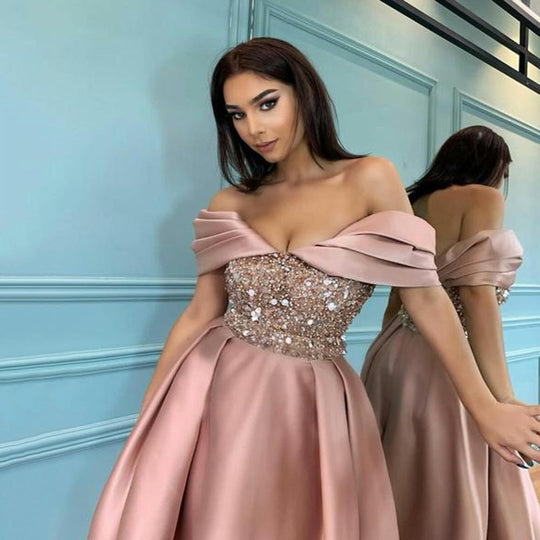 Damen Glamouröses Abendkleid mit schimmerndem Oberteil und Flügelärmeln