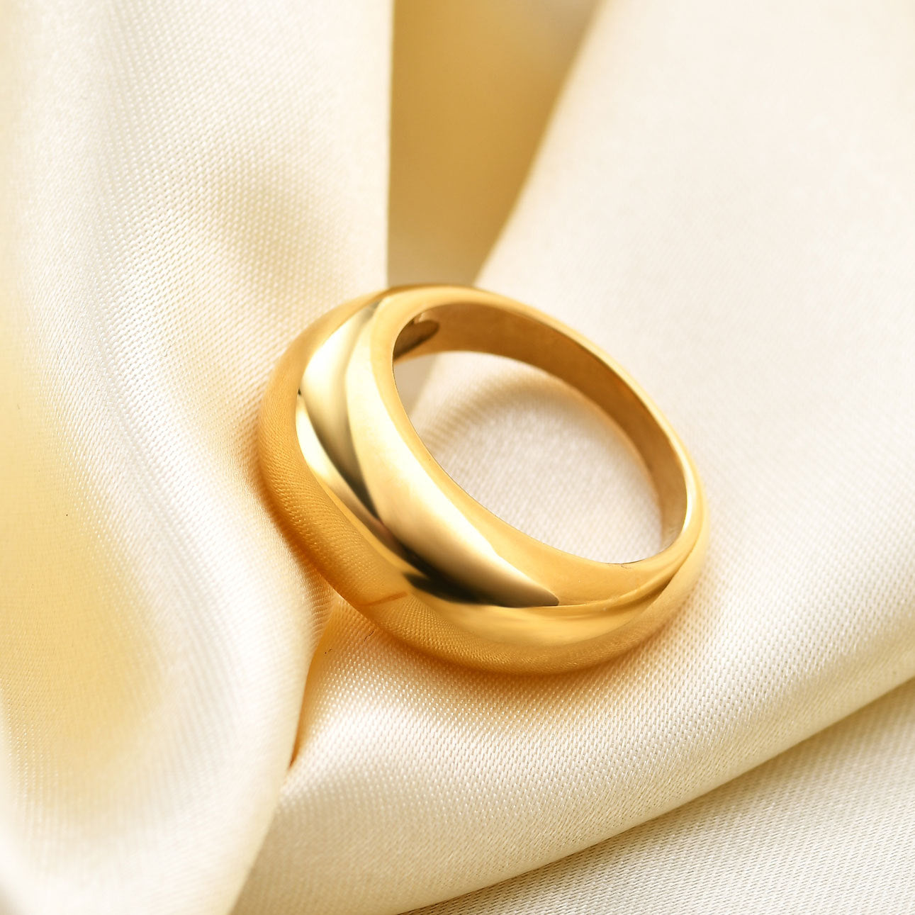 Damen Ring aus hochwertigem Gold mit elegantem und modernem Design Shop Nory