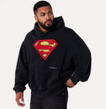 Herren nan weit geschnittener Kapuzenpullover mit markantem Comic‑S‑Logo Kängurutasche und gewaschener Look