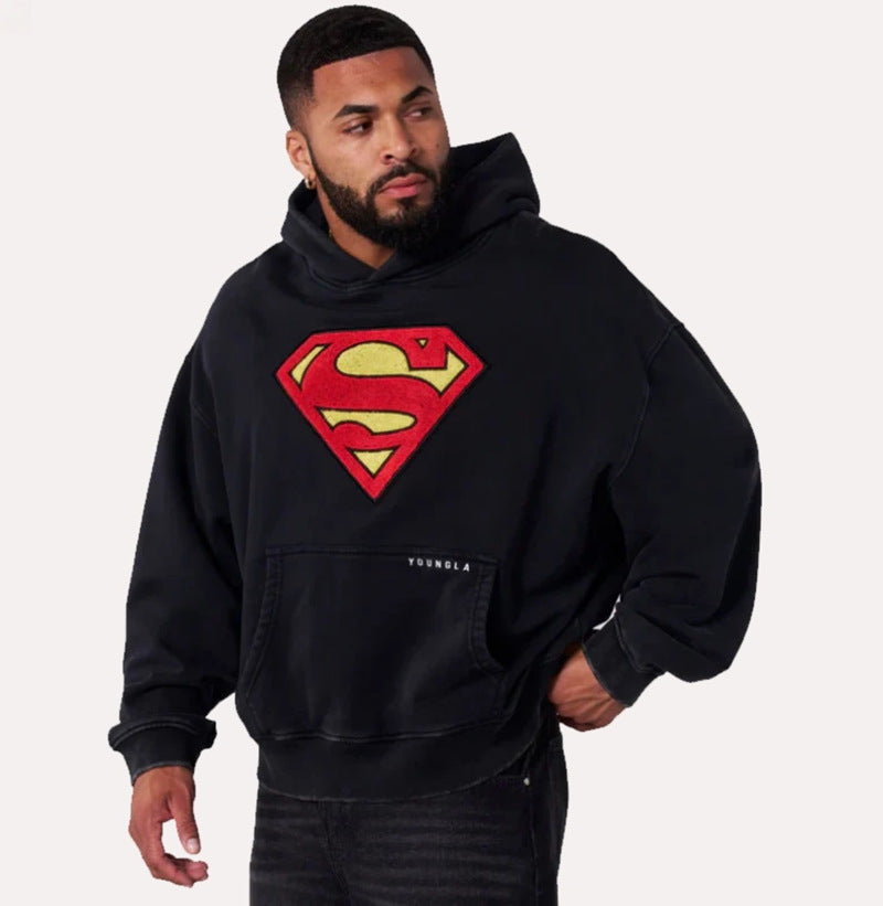 Herren nan weit geschnittener Kapuzenpullover mit markantem Comic‑S‑Logo Kängurutasche und gewaschener Look