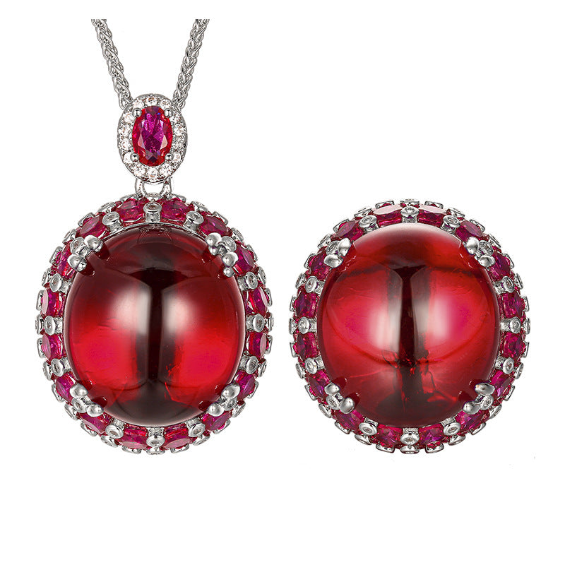 Luxuriöse Cabochon-Topas-Anhänger-Halskette mit Halo-Rubin-Akzenten
