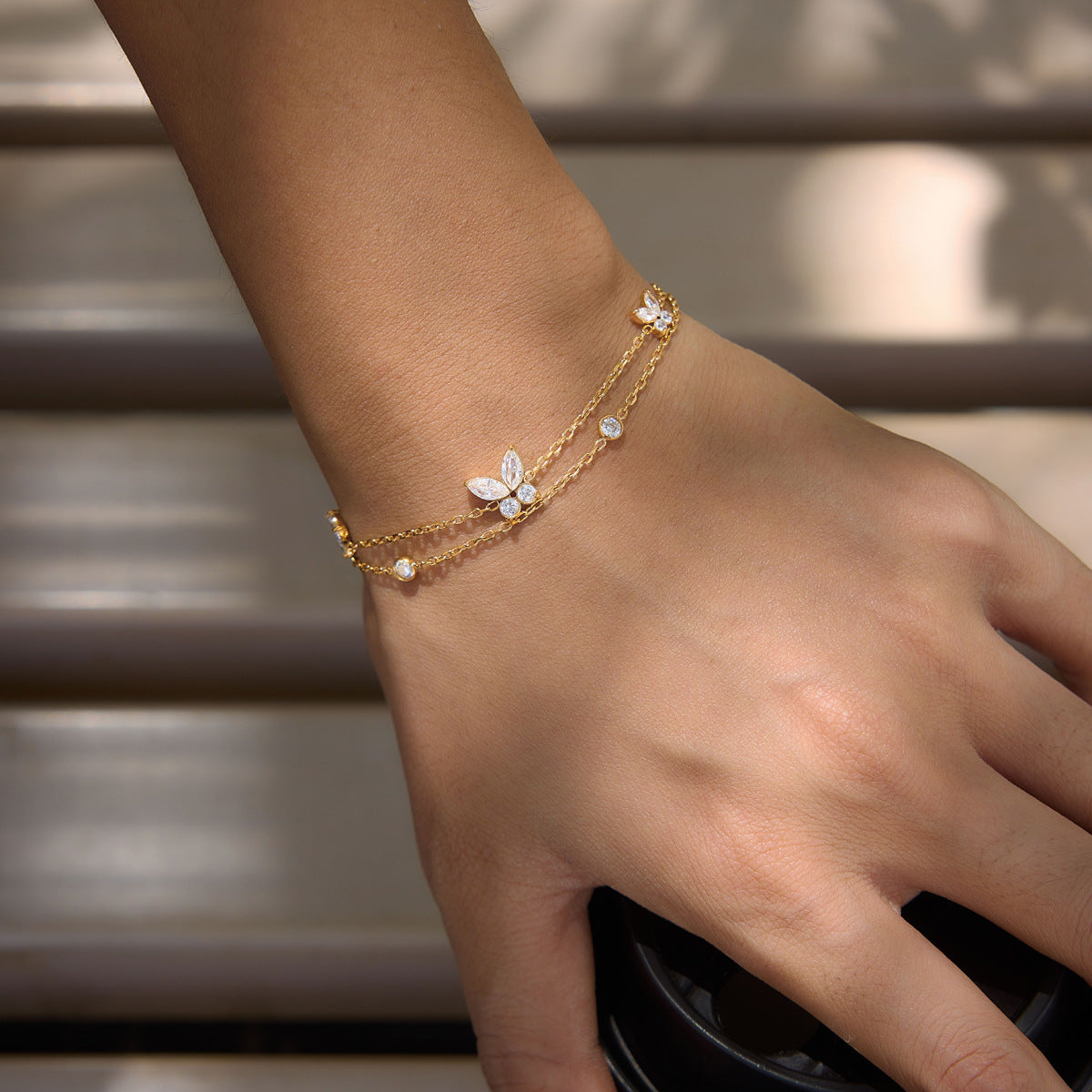 Damen Armband mit filigranen Blumenakzenten und elegantem, hypoallergenem Design Shop Nory