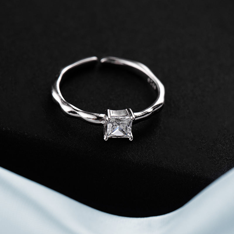Damenring mit elegantem, geschwungenem Design und funkelndem Stein Shop Nory