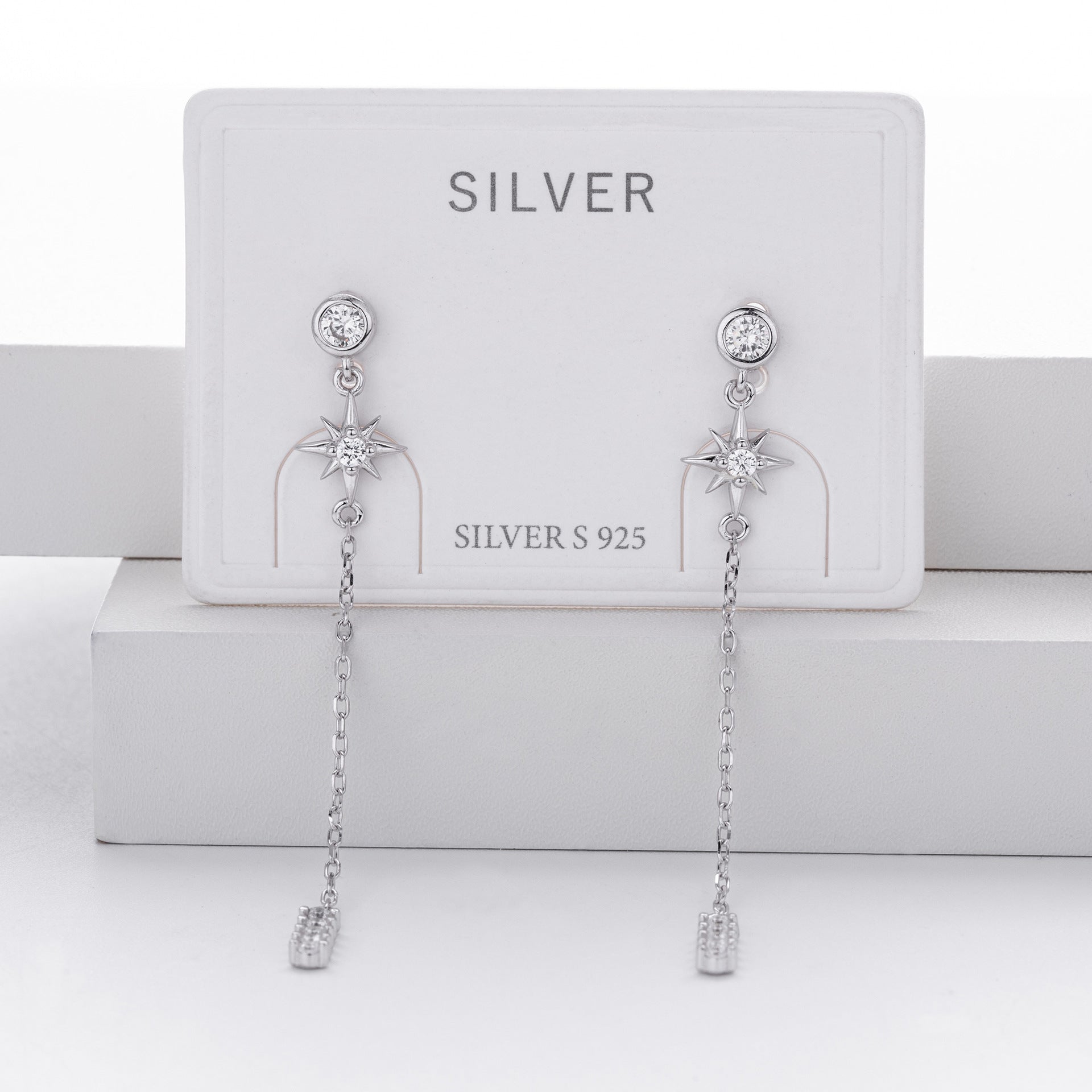 Damen goldene Ohrhänger mit funkelnden Zirkonen und eleganten Kettendetails Shop Nory