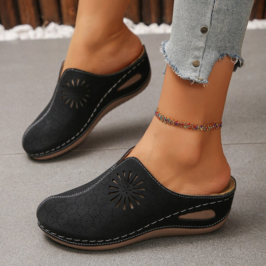 Damen Bequeme Perforierte Slipper-Mules mit Blumenstanzung und gepolstertem Fußbett Shop Nory