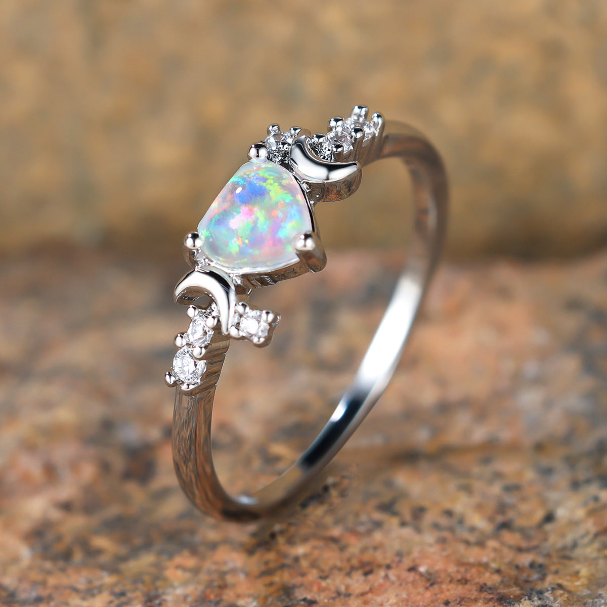 Damen Ring mit filigranem Design und funkelndem Opal und Zirkonia-Elementen Shop Nory