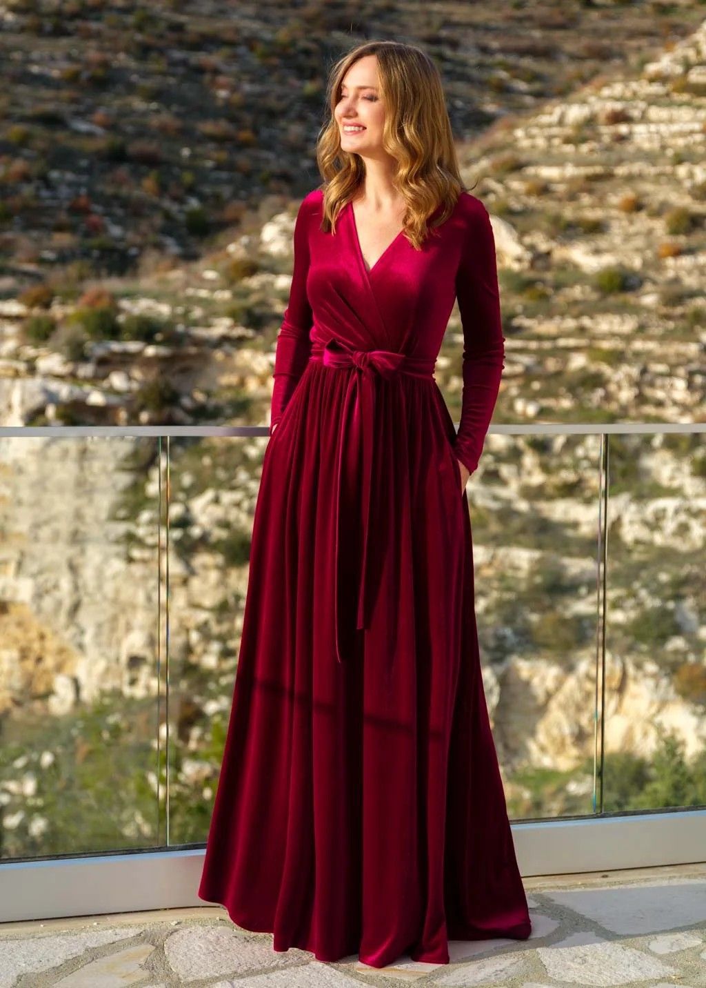 Damen nan elegantes Wickelmaxikleid aus Samt mit V-Ausschnitt, Taillengürtel und seitlichen Eingrifftaschen Shop Nory