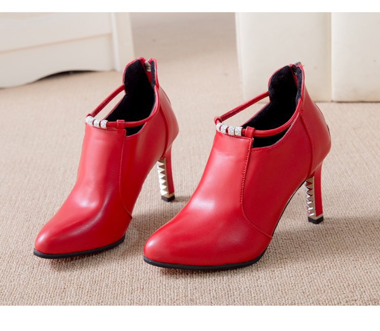 Damen Ankle-Boots mit spitzer Zehenform, funkelndem Strassriemen und skulptiertem Metallabsatz Shop Nory