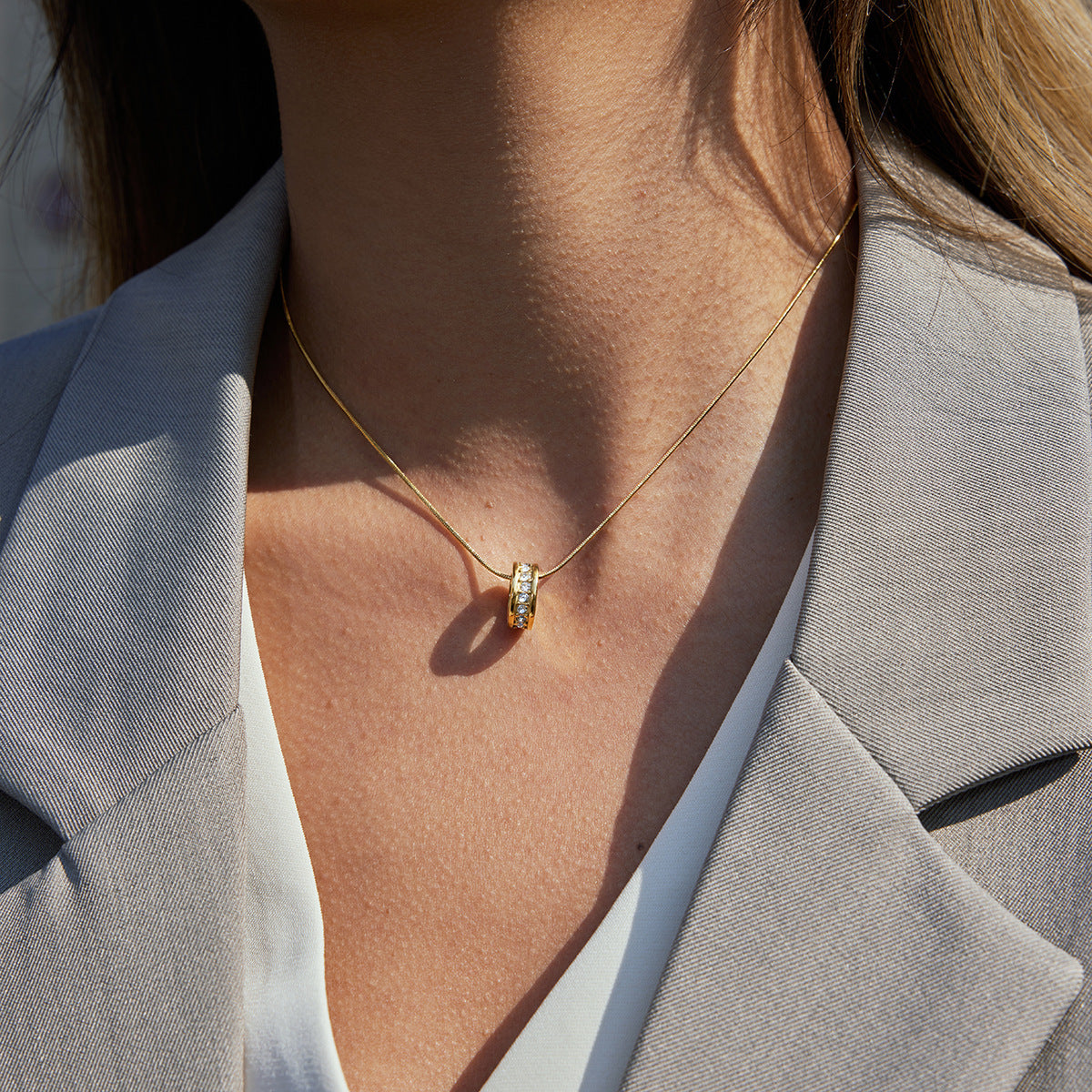 Damen elegante Halskette mit funkelndem Zirkonia-Anhänger und verlängerbarem Design Shop Nory