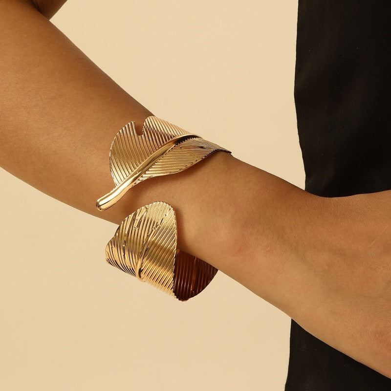 Damen Offener Armreif mit elegant geschwungenem Design Shop Nory