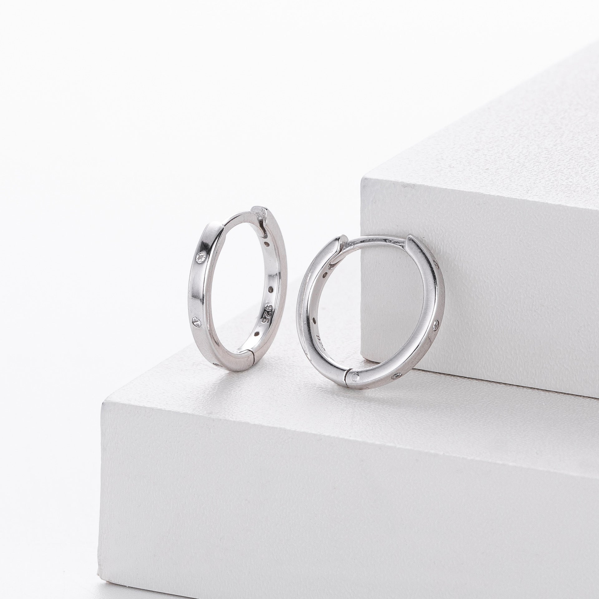 Damen Creolen mit funkelnden Zirkon-Akzenten aus 925 Sterling Silber Shop Nory