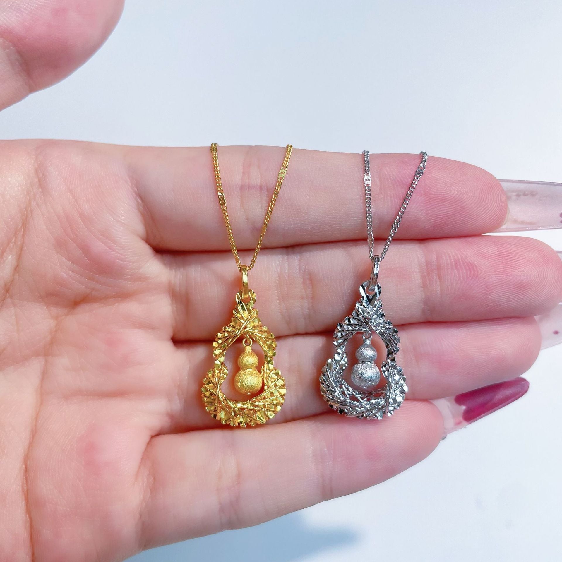 Damen Halskette mit kunstvollem Anhänger und stilisierten Motiven Shop Nory