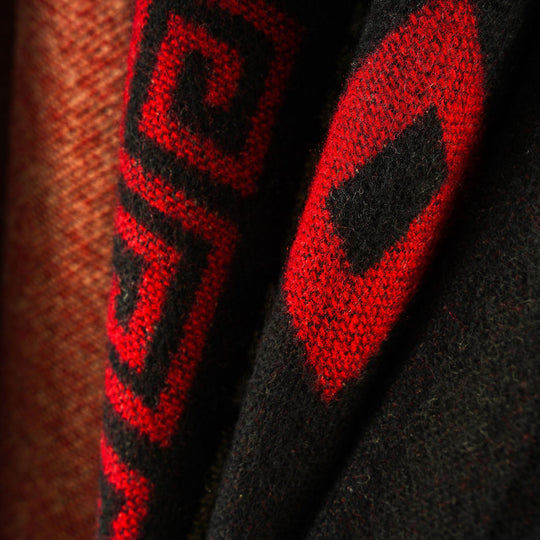 Damen Kastiger Wollmix-Ruana mit kontrastiertem Innenfutter und grafischem Jacquard Shop Nory