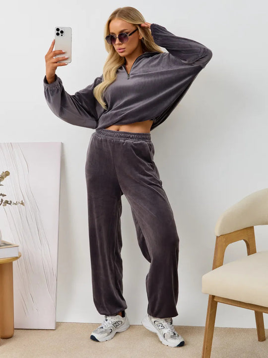 Damen samtiges zweiteiliges Lounge-Set mit Kapuzen-Halbzip und elastischer Bundhose Shop Nory