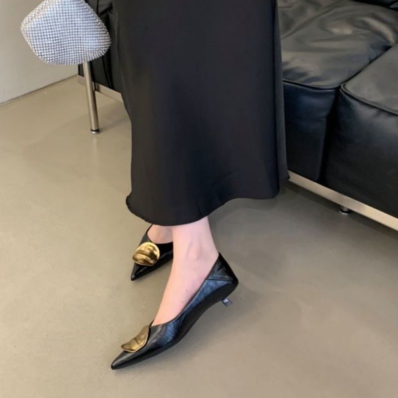 Damen Spitz zulaufende flache Ballerinas aus Metallic‑Lederoptik mit dekorativer Schnalle Shop Nory