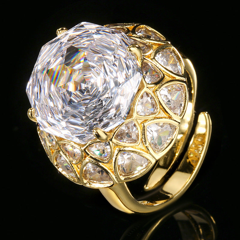 Luxus Cocktail Statement Ring mit übergroßem, facettiertem Mittelstein und tropfenförmigem Pavé-Kristall-Halo