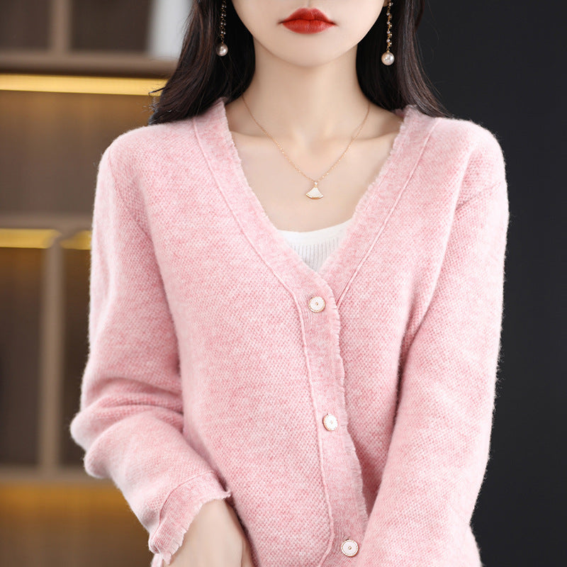 Damen Kurzgeschnittener V‑Ausschnitt‑Cardigan mit feinem Flor und Perlmuttknöpfen Shop Nory