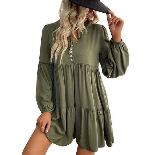 Damen Kurz geschnittenes Stufen-Babydollkleid mit V-Ausschnitt, Knopfleiste und Ballonärmeln Shop Nory