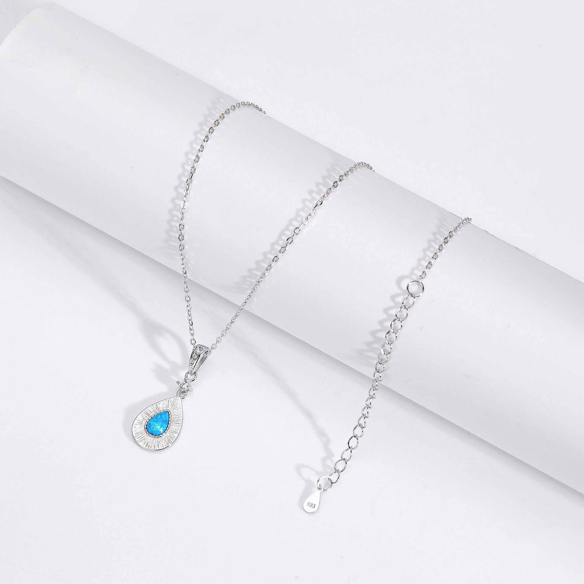 Damen Halskette mit filigranem Tropfenanhänger aus hochwertigem 925 Sterling Silber und funkelndem Zirkon Shop Nory