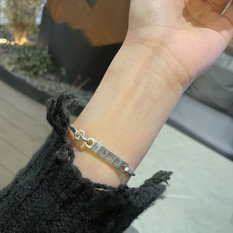 Damen eleganter und minimalistischer Armreif mit personalisierbarem Design Shop Nory