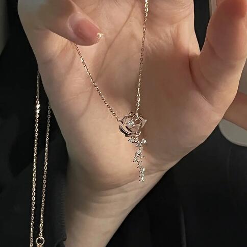 Damen Halskette mit filigranem Rosenanhänger und funkelnden Akzenten Shop Nory