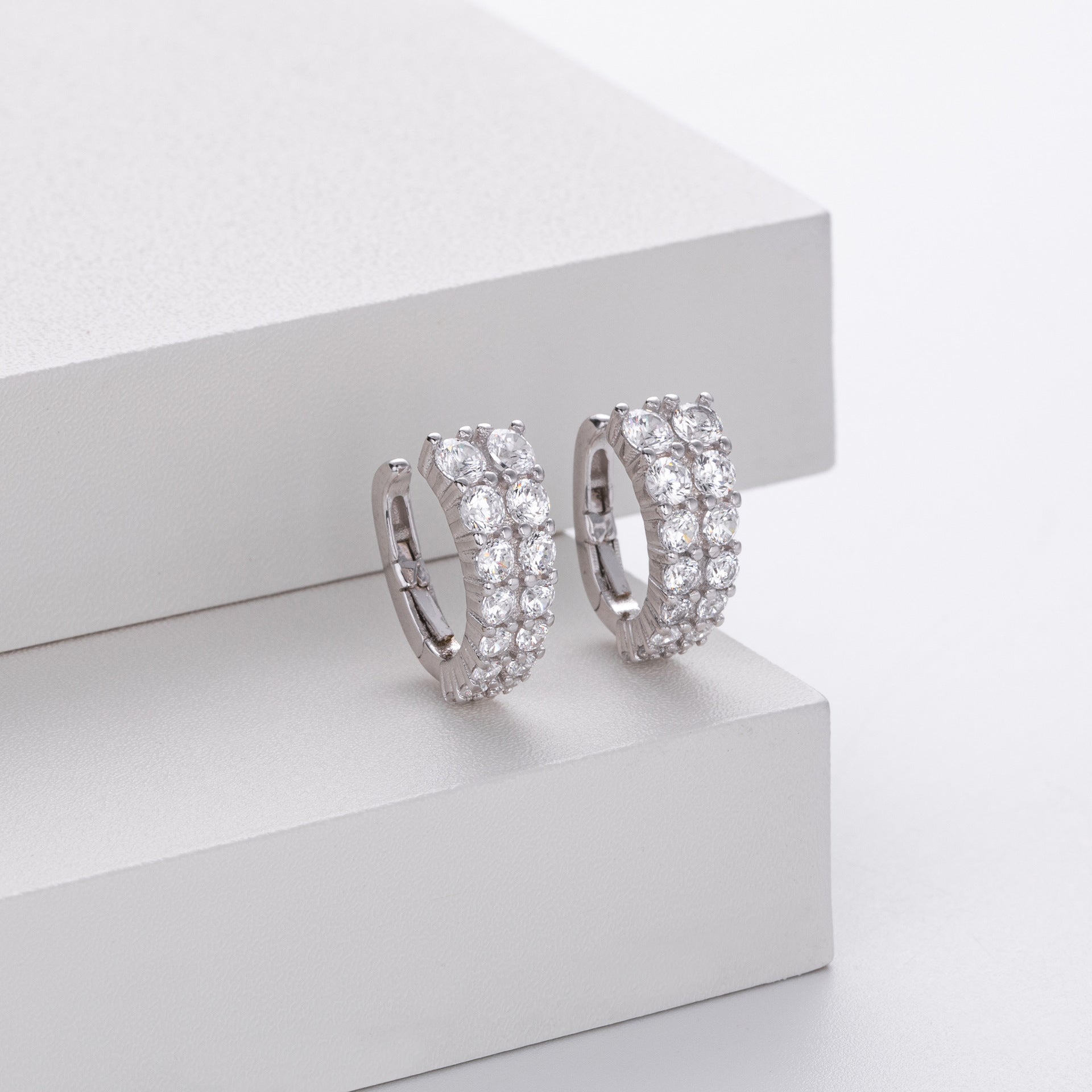 Damen Ohrhänger aus hochwertigem 925 Sterling Silber mit funkelndem Zirkonbesatz Shop Nory