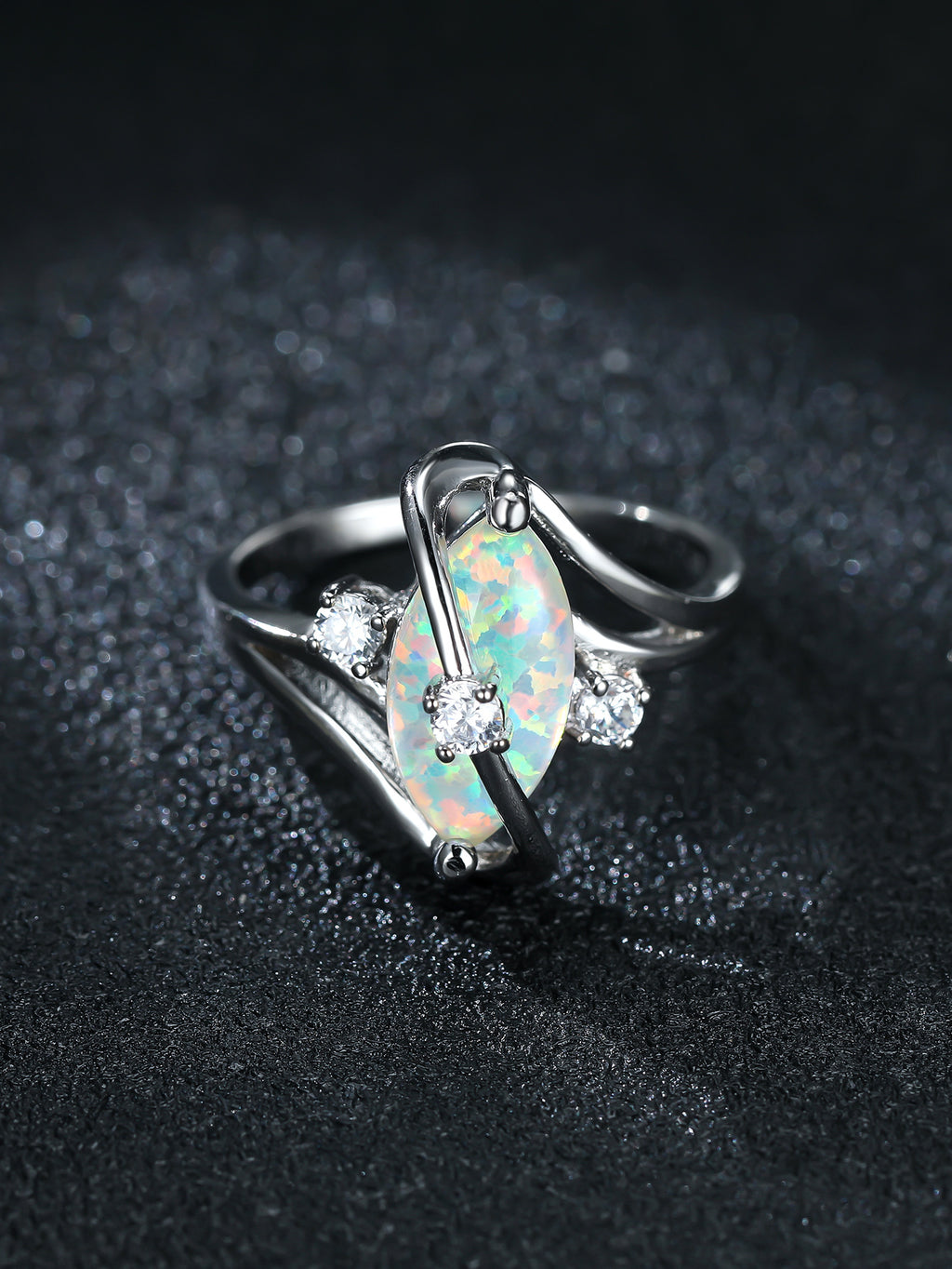 Damen Ring mit funkelndem Opal und eleganten Zirkonia-Details Shop Nory