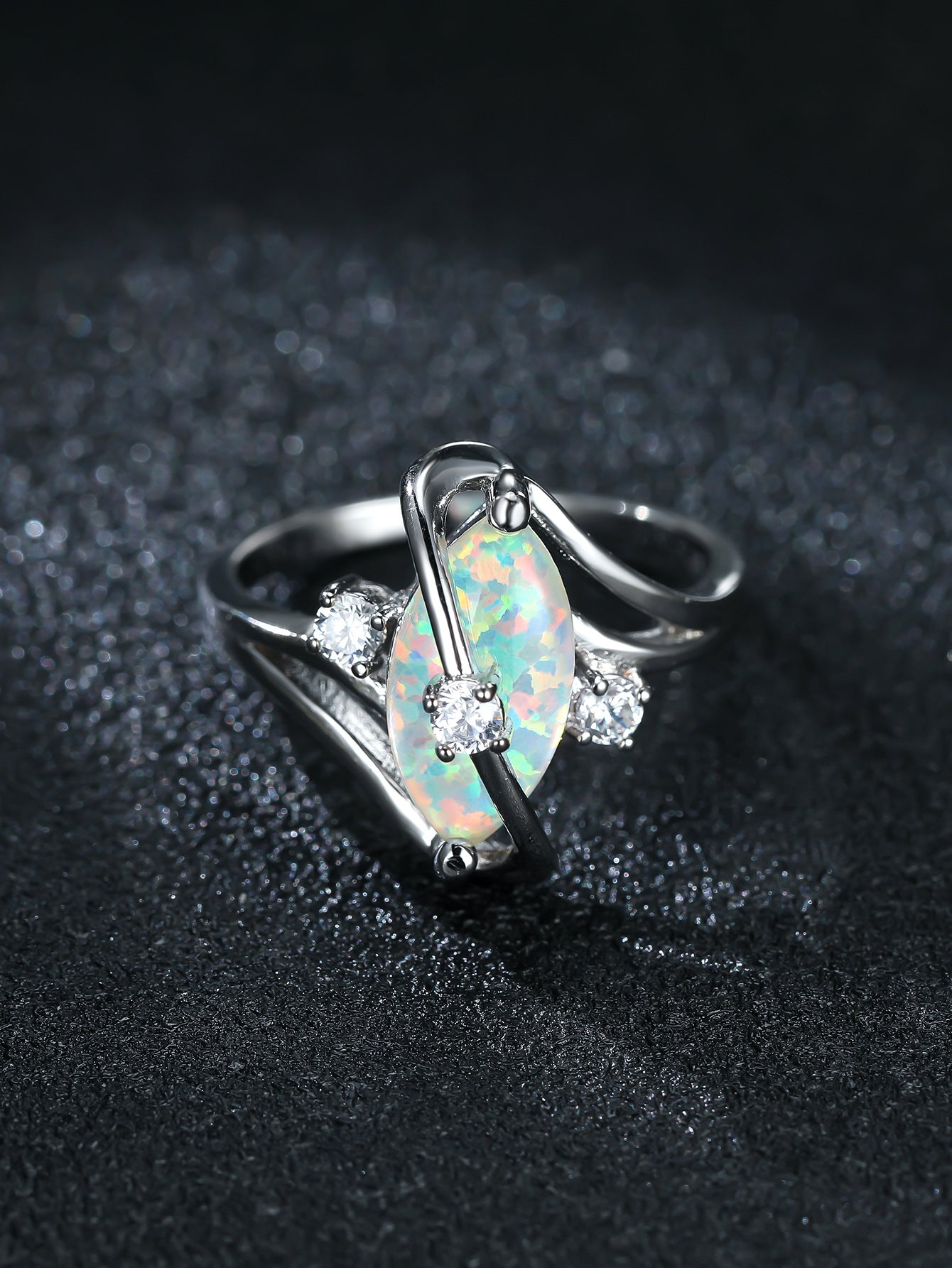 Damen Ring mit funkelndem Opal und eleganten Zirkonia-Details Shop Nory