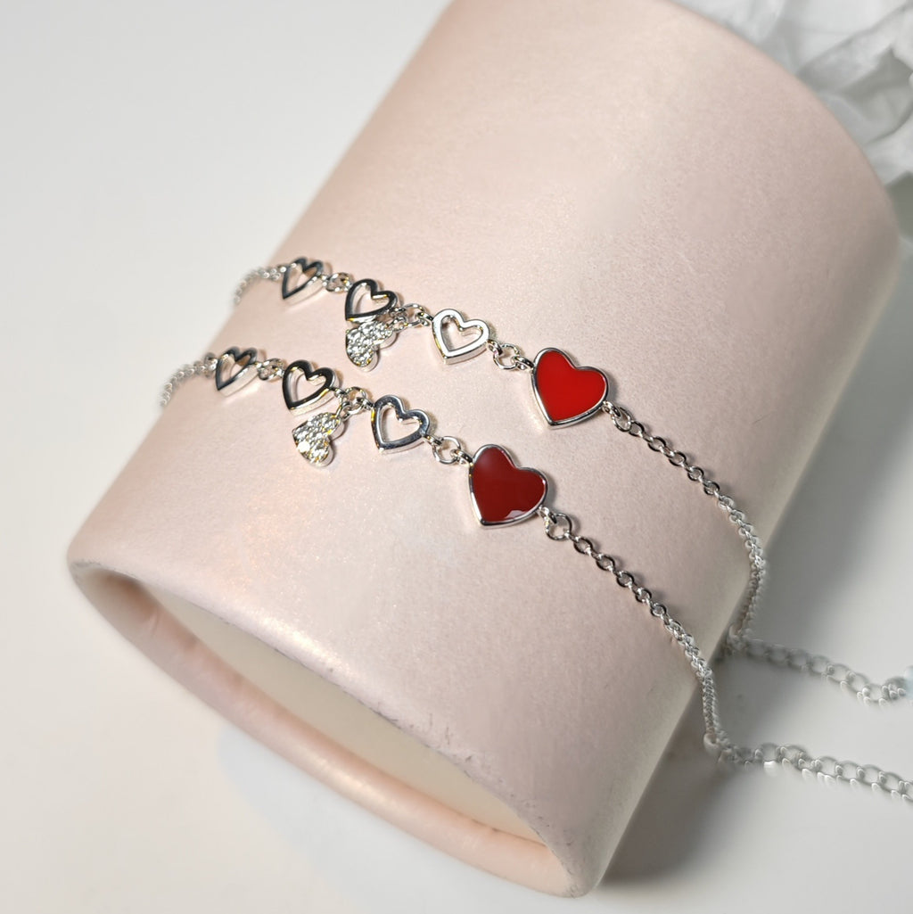 Damen Armband mit herzförmigen Anhängern und funkelnden Kristallelementen Shop Nory
