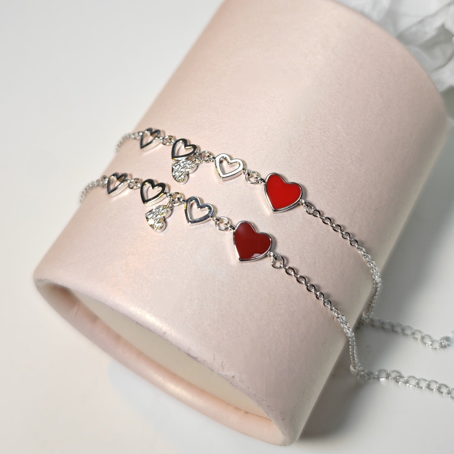 Damen Armband mit herzförmigen Anhängern und funkelnden Kristallelementen Shop Nory