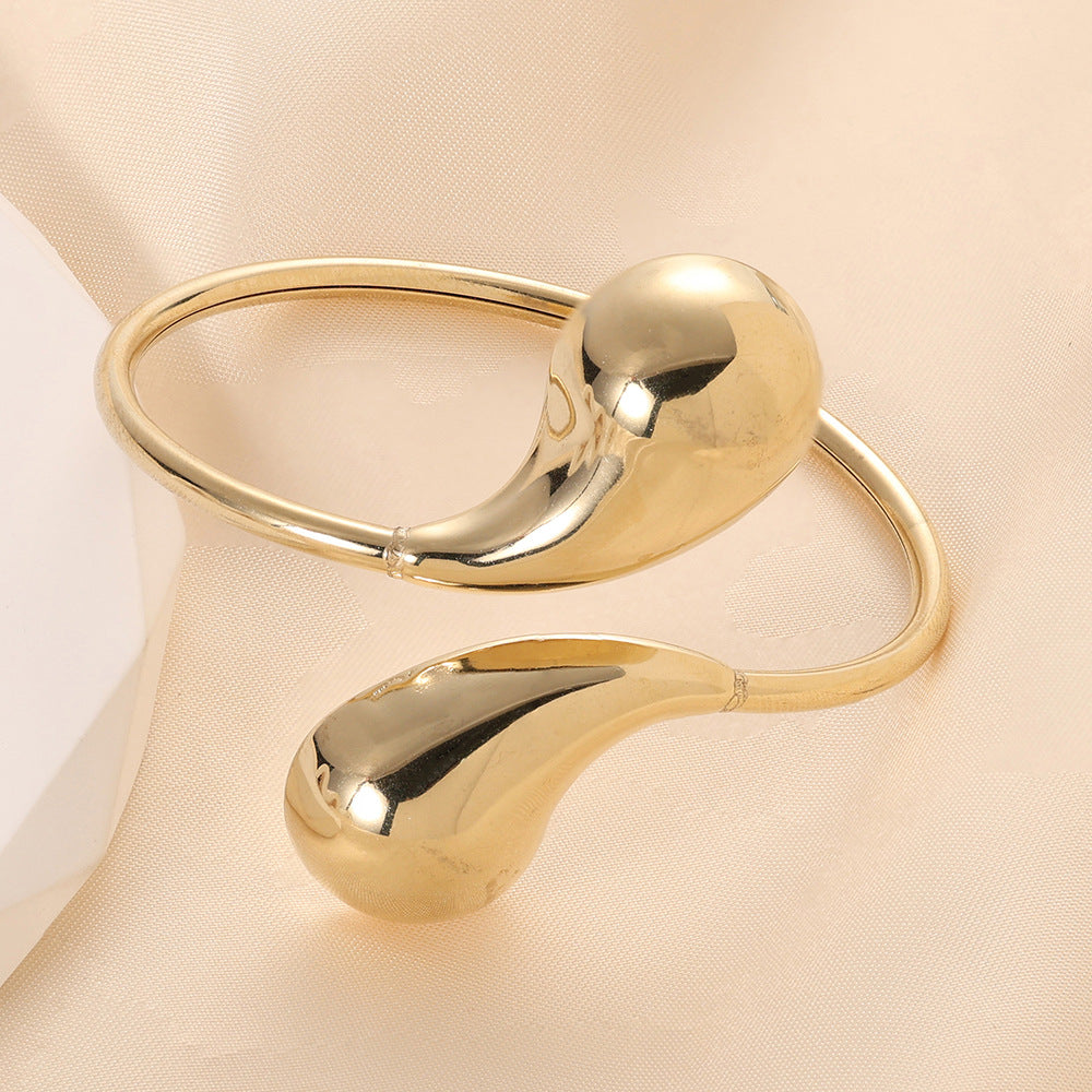 Damen Armreif mit modernem Tropfen-Design und hochwertiger Edelstahloberfläche Shop Nory