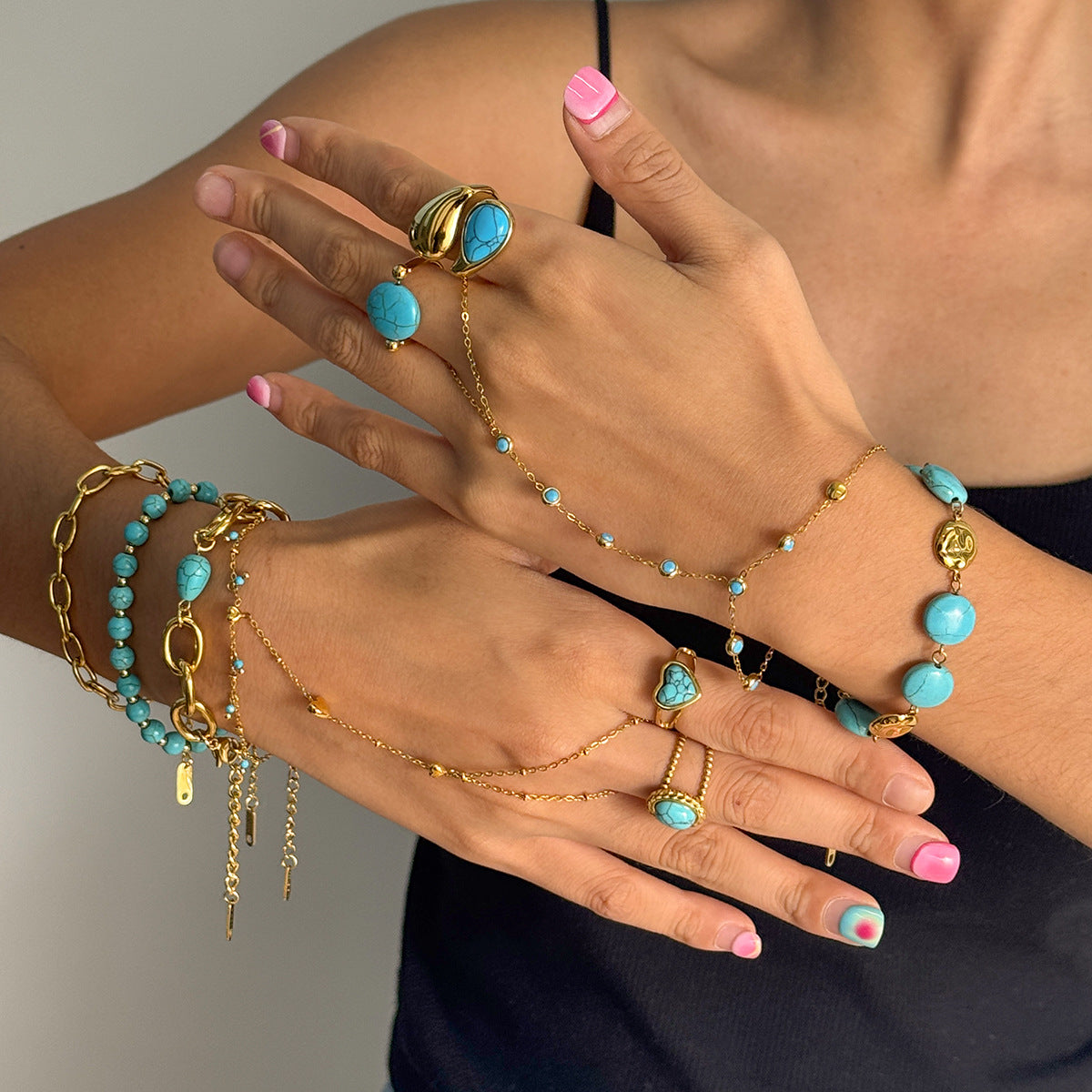 Damen Offenes Armband mit herzförmigem Türkisstein und hypoallergener Edelstahlverarbeitung Shop Nory