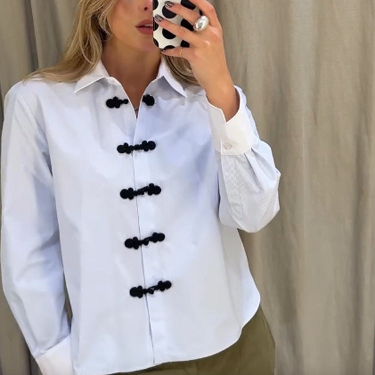 Damen Kurz geschnittene Popeline‑Hemdbluse mit Stehkragen und dekorativen Kordelknotenverschlüssen Shop Nory