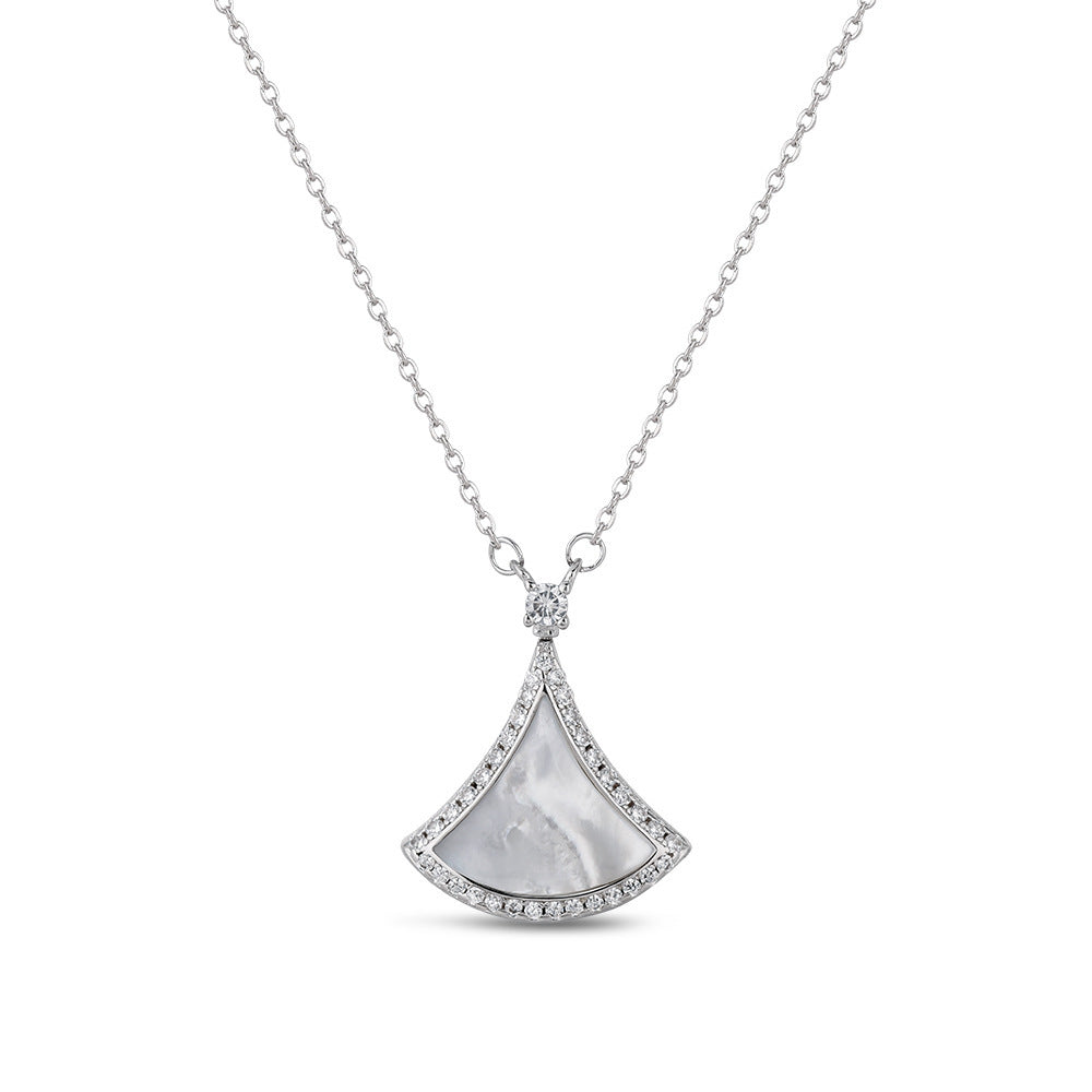 Damen Halskette mit elegantem fächerförmigem Anhänger und funkelnden Kristallen Shop Nory