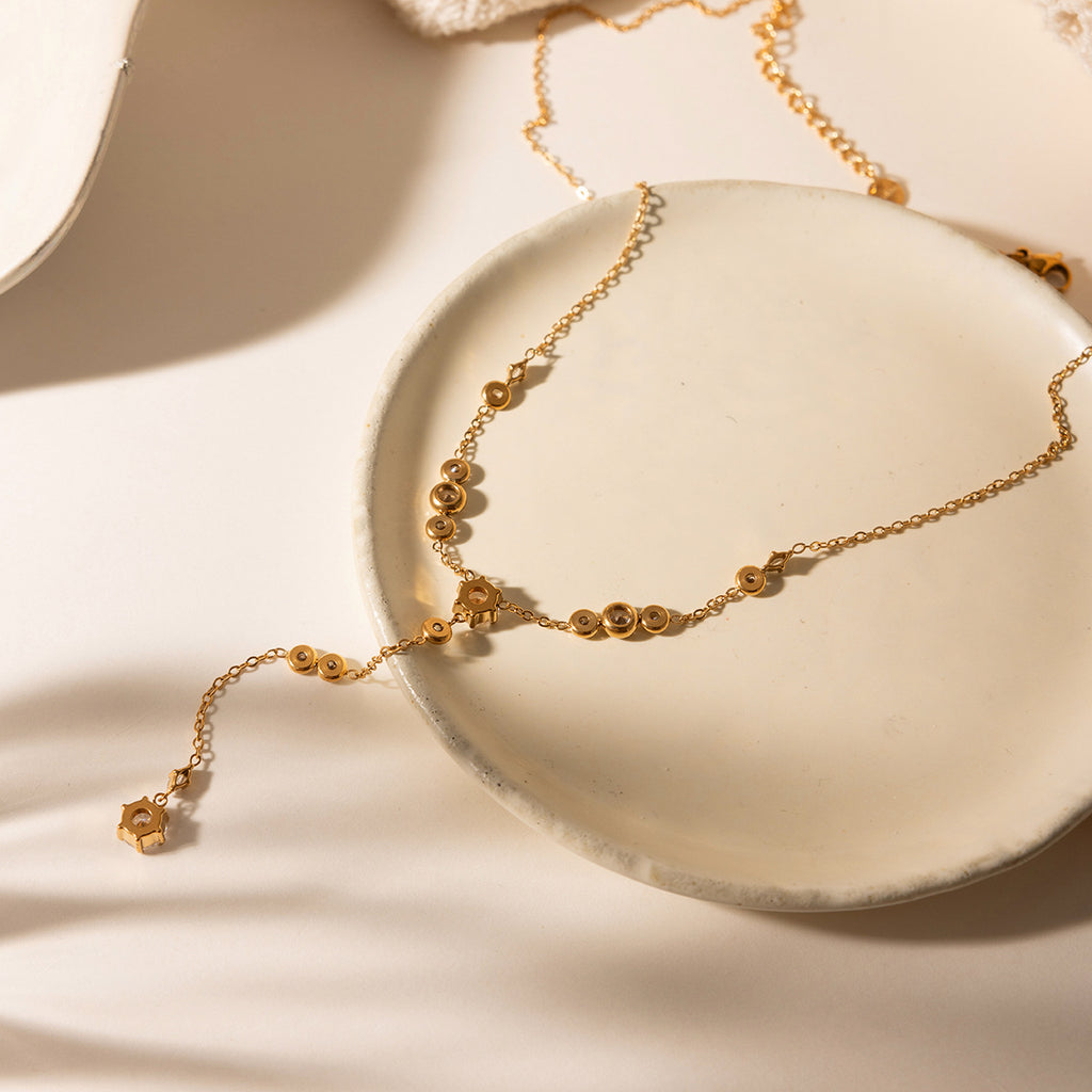 Damen Halskette mit funkelnden Zirkonia-Details und hypoallergenen Eigenschaften Shop Nory