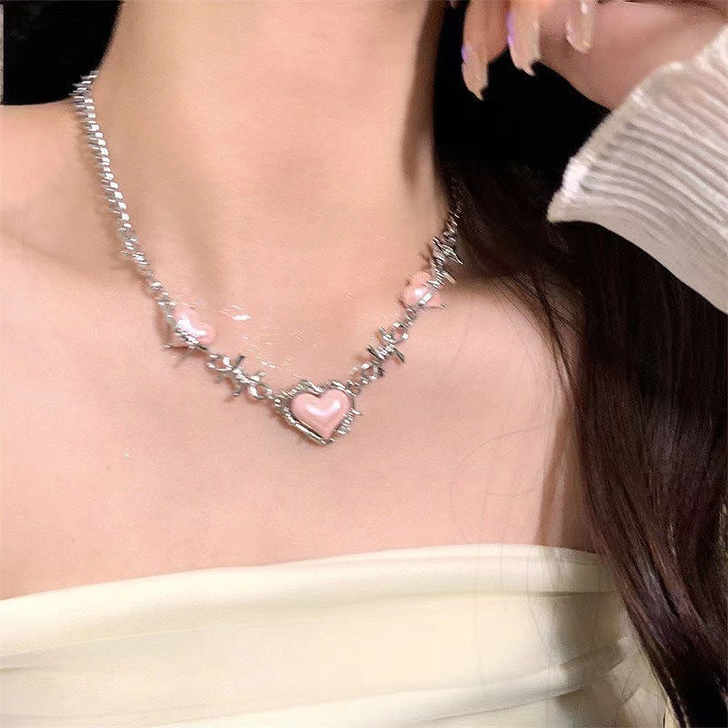 Damen Halskette mit elegantem Herzanhänger und zarten Perlendetails Shop Nory