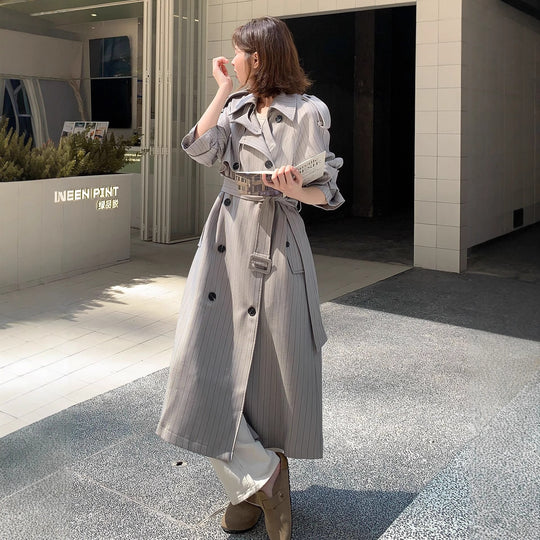 Damen Lang geschnittener Nadelstreifen-Trench mit Volumenärmeln, Schulterriegeln und Bindegürtel Shop Nory