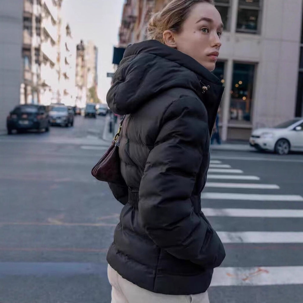 Damen Glänzende Daunenoptik-Steppjacke mit Kapuze und tailliertem Zugbandgürtel Shop Nory
