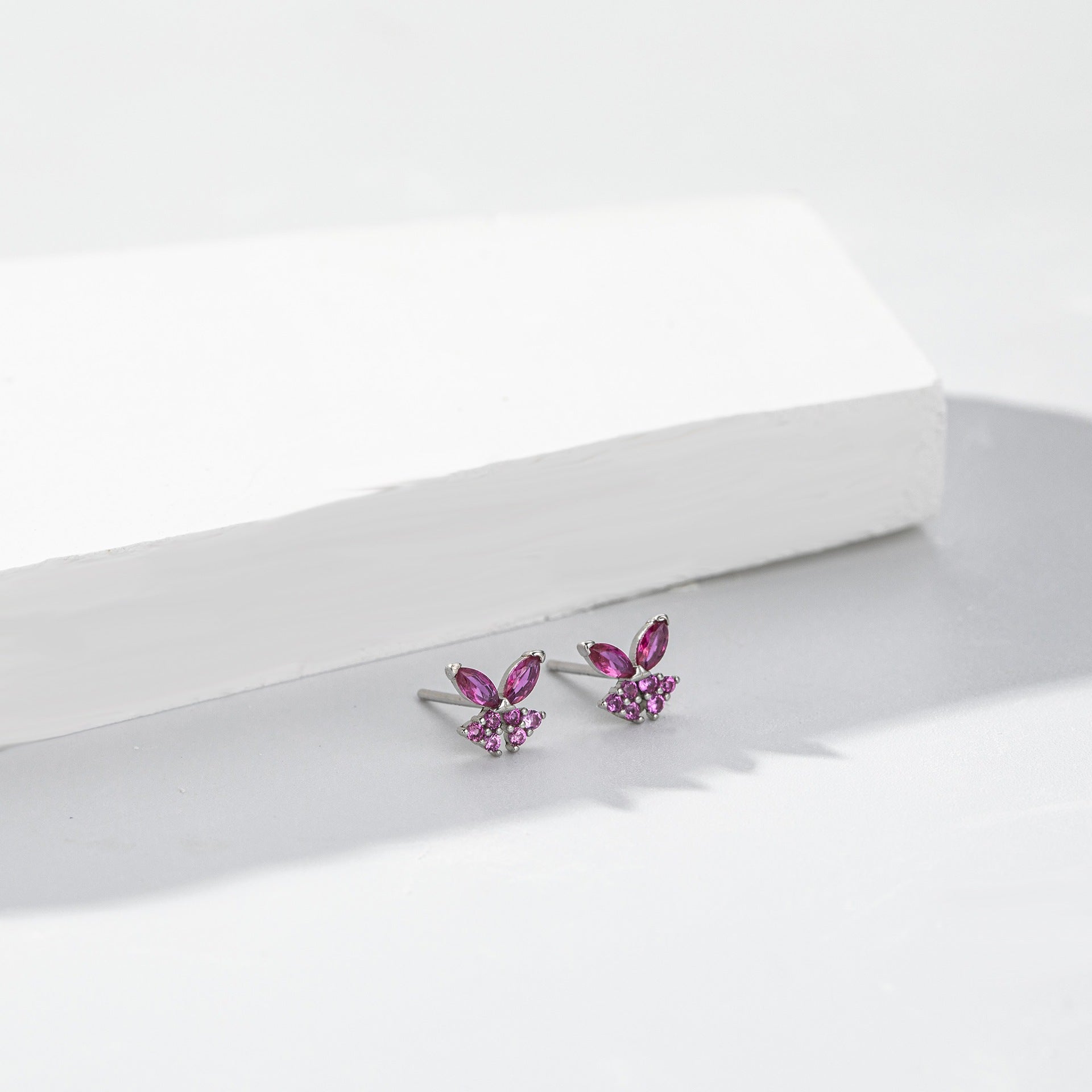 Damen Ohrstecker im fröhlichen Blumenmotiv aus 925 Sterling Silber Shop Nory