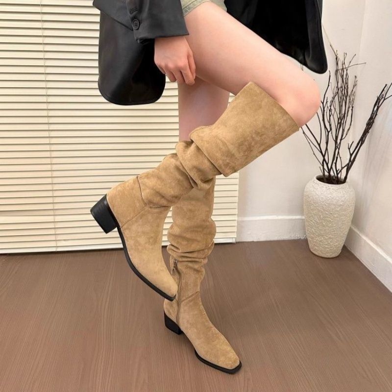 Damen Slouch‑Stiefel aus Veloursleder mit kniehohem Schaft und niedrigem Blockabsatz Shop Nory