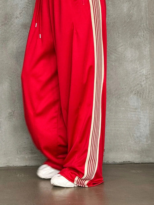 Damen weite Sporthose mit diagonalen Streifen
