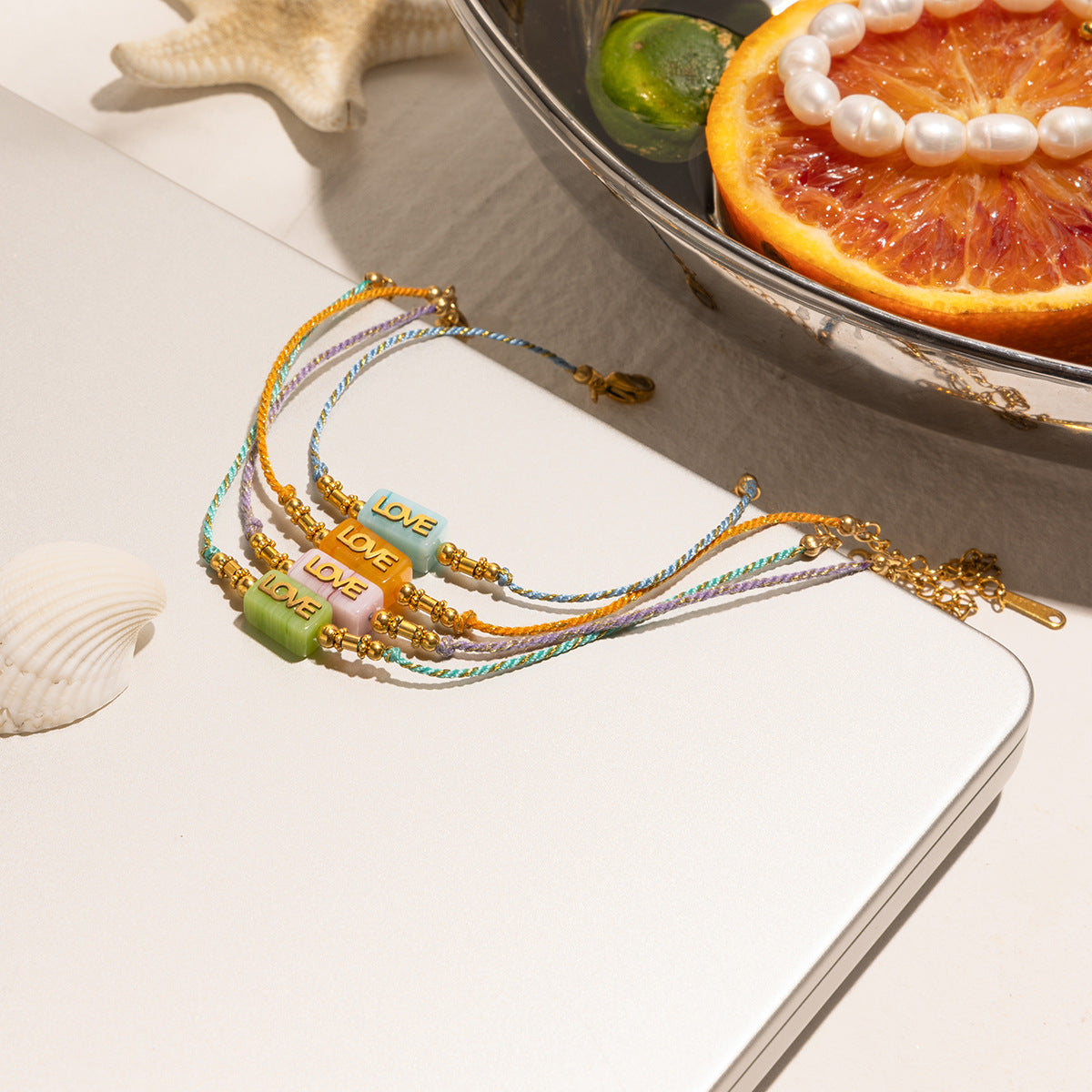 Damen Armband mit liebevollem LOVE-Anhänger und hypoallergenem Edelstahl Shop Nory