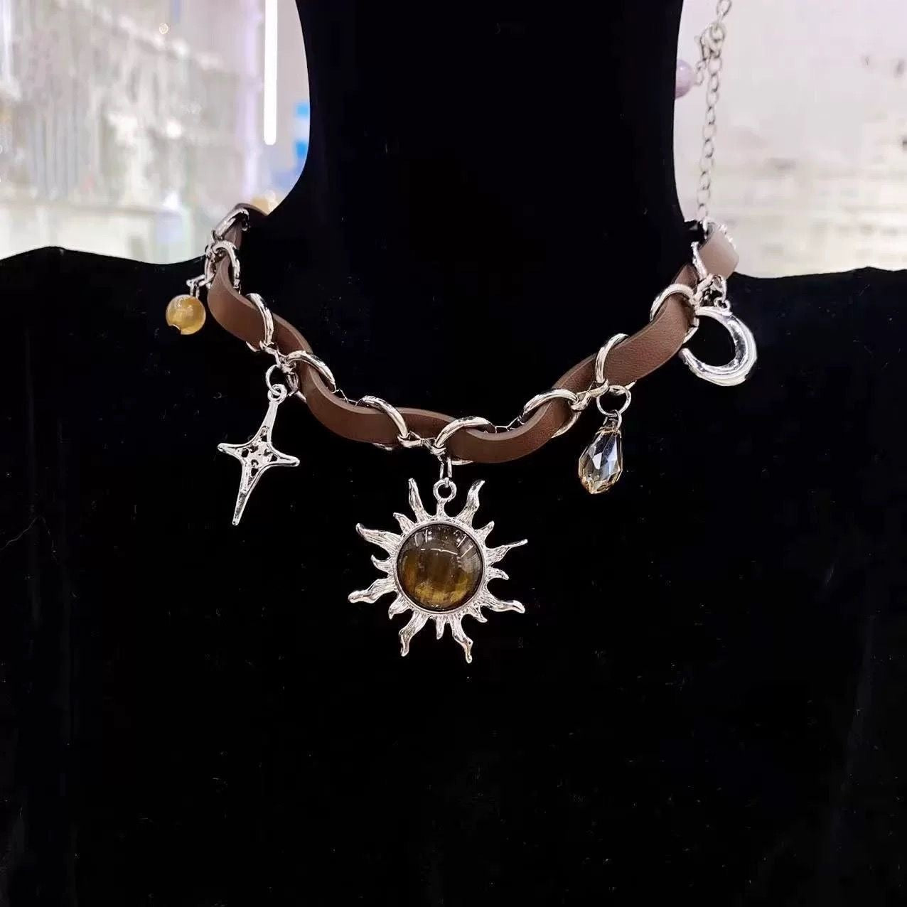 Damen Halskette mit einzigartigem Sonnen-Design und handgefertigten Elementen Shop Nory