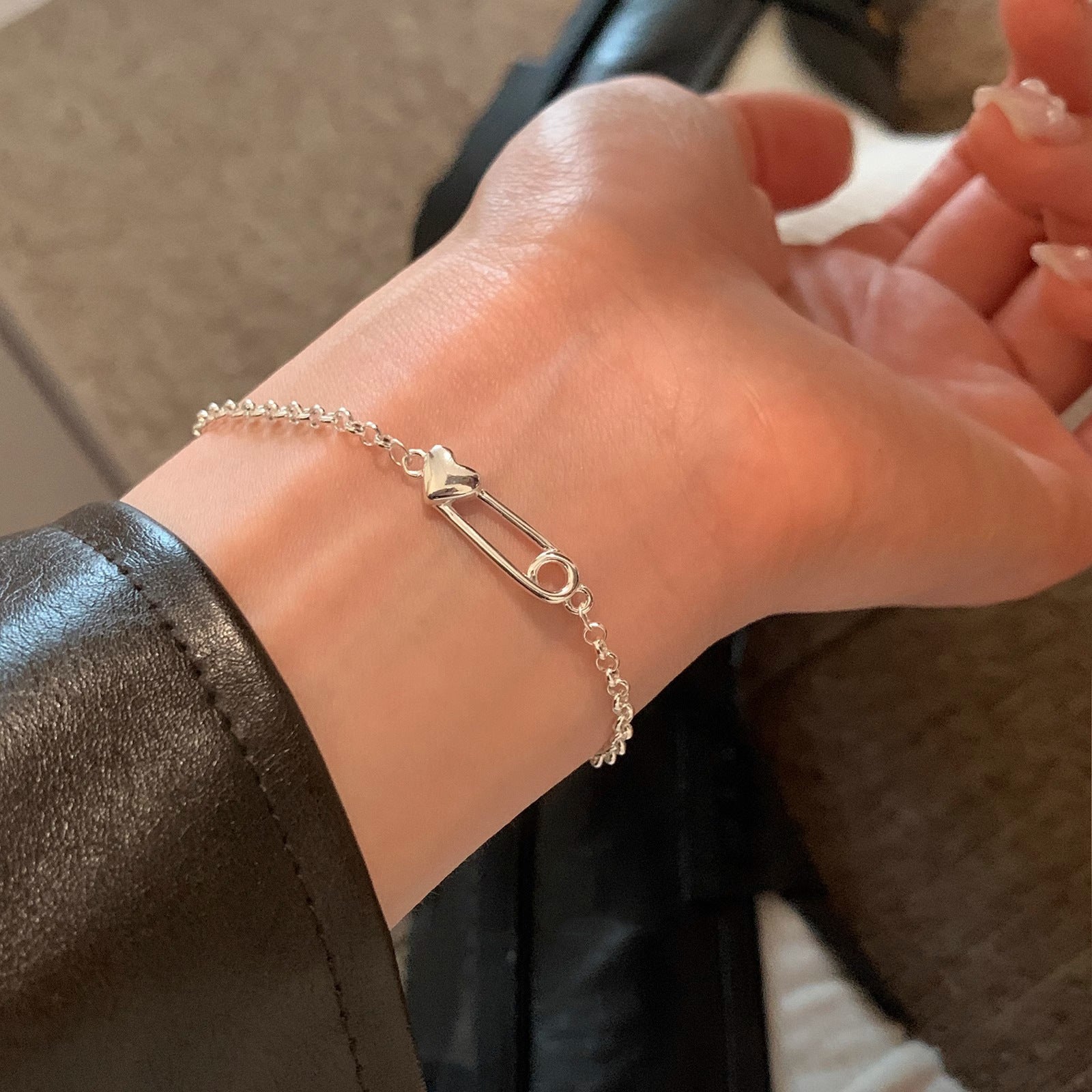 Damen Armband mit sicherem Sicherheitsnadel-Motiv und verstellbarem Verschluss Shop Nory