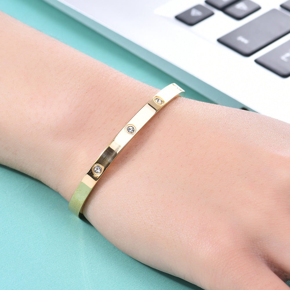 Damen Armreif mit elegantem, minimalistischem Design und funkelnden Zirkonia Shop Nory