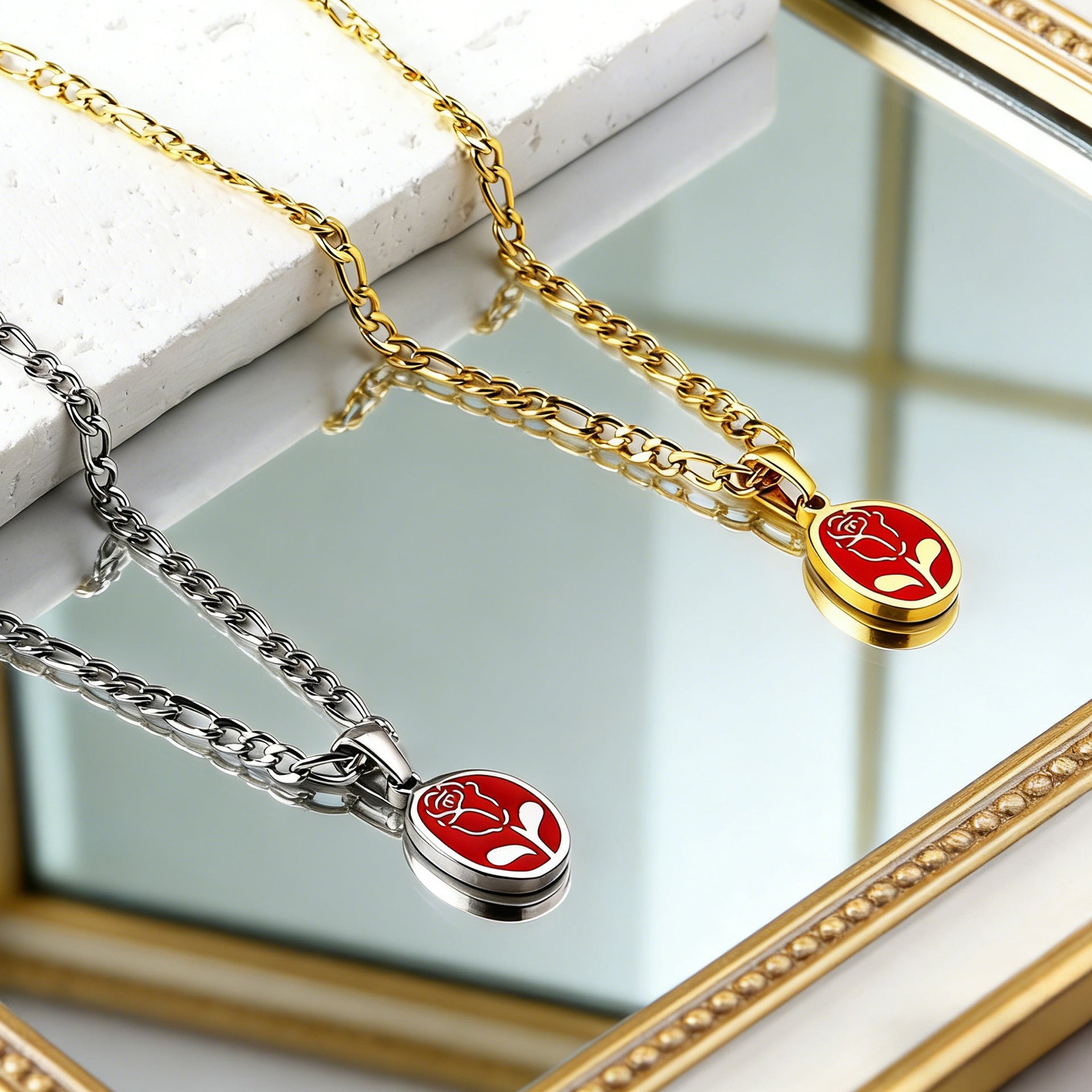 Damen Halskette mit kunstvollem Rosenanhänger und hochwertiger goldplattierter Edelstahl-Gliederkette Shop Nory