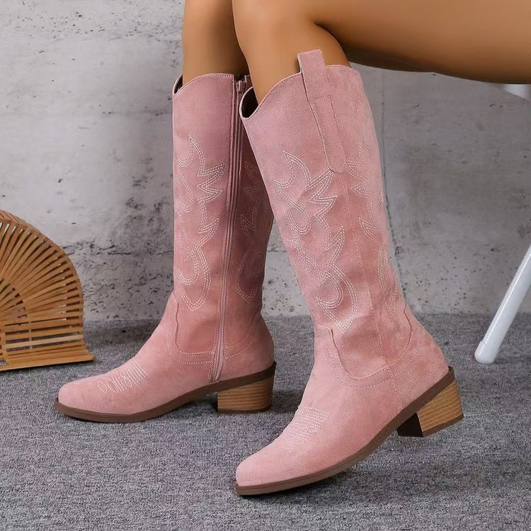 Damen Western-Stiefel aus Veloursleder mit dekorativer Stickerei, seitlichem Reißverschluss und mittelhohem Blockabsatz Shop Nory
