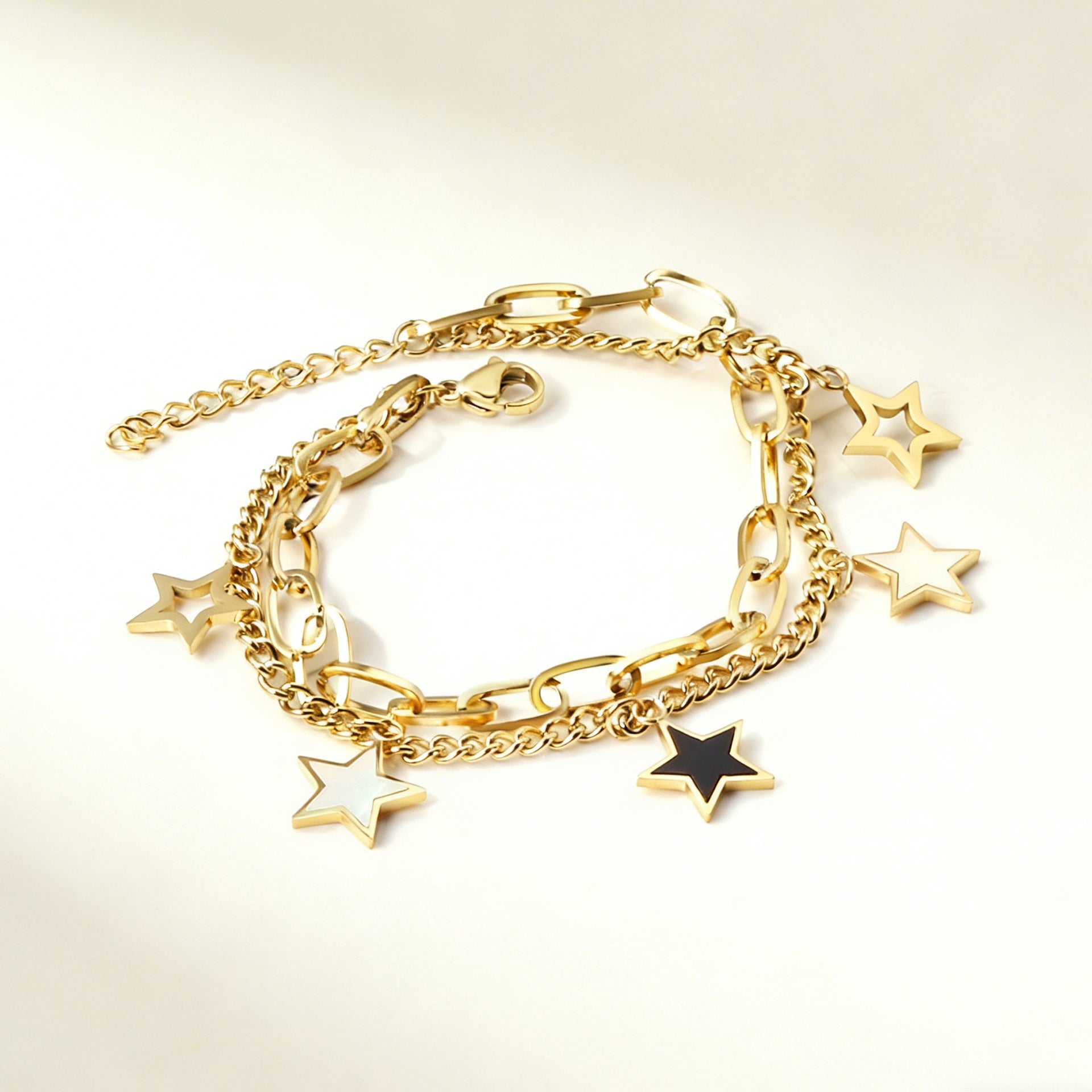 Damen Armband aus rosévergoldetem Edelstahl mit funkelnden Anhängern Shop Nory